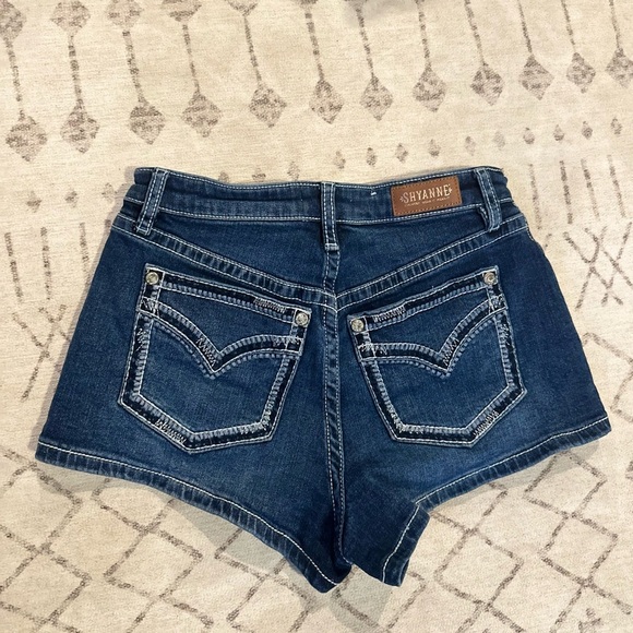 Shyanne Pants - SHYANNE WOMEN'S DARK WASH MID‎ RISE DENIM SHORTS size 28